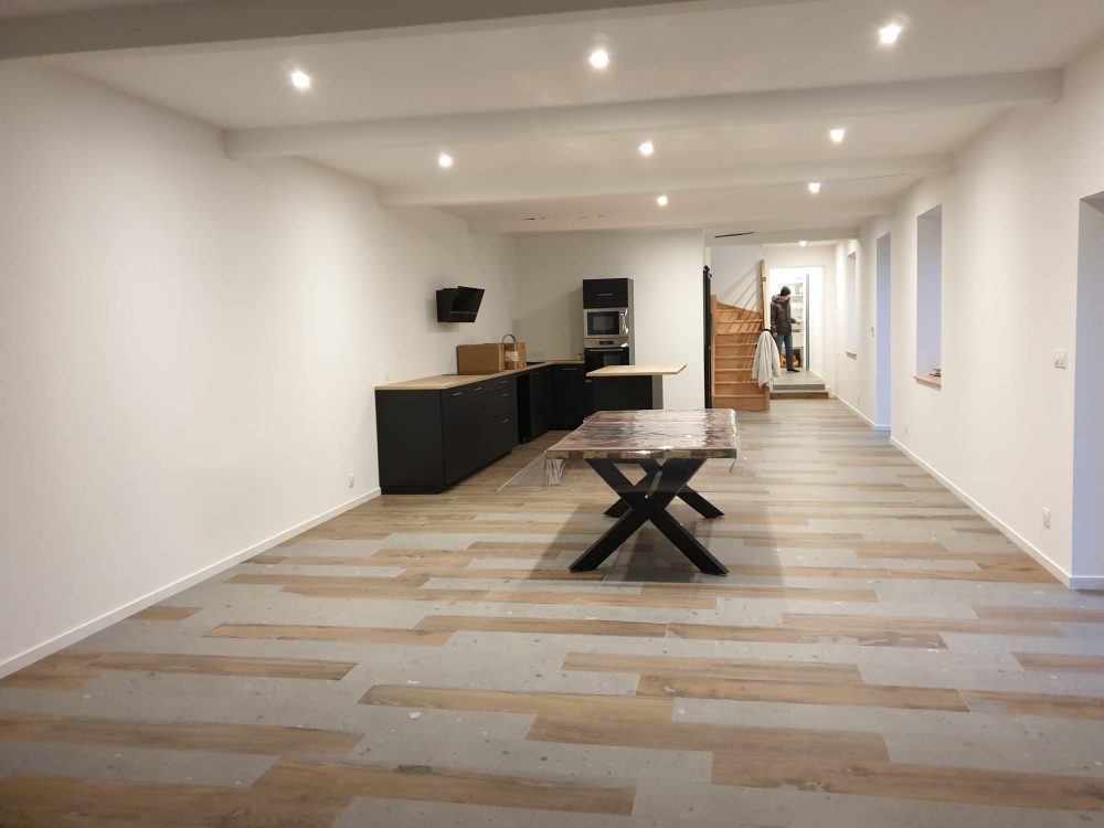 Cuisine et salon : un carrelage sol effet béton et bois