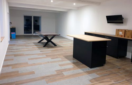 Carrelage a joints décalés dans un salon cuisine