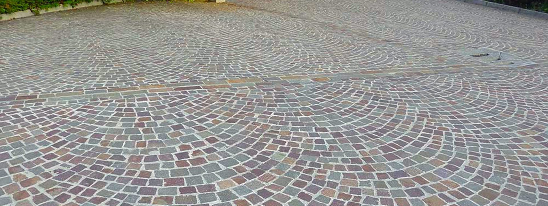 Pave en pierre naturelle pour les aménagements extérieurs.