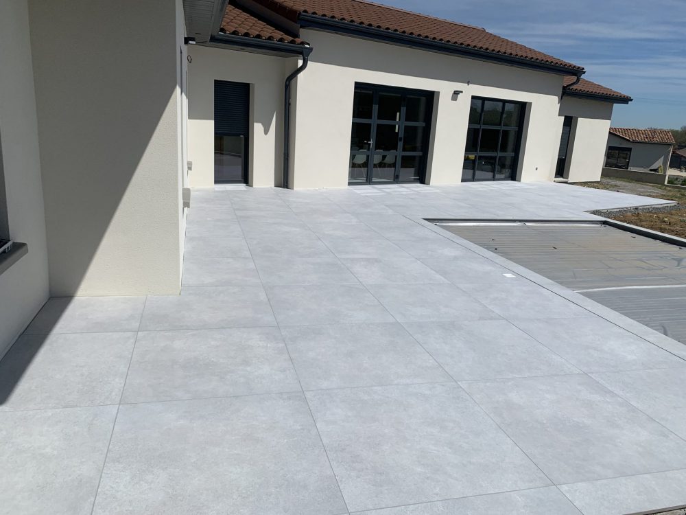 Pose de carrelage sur une terrasse