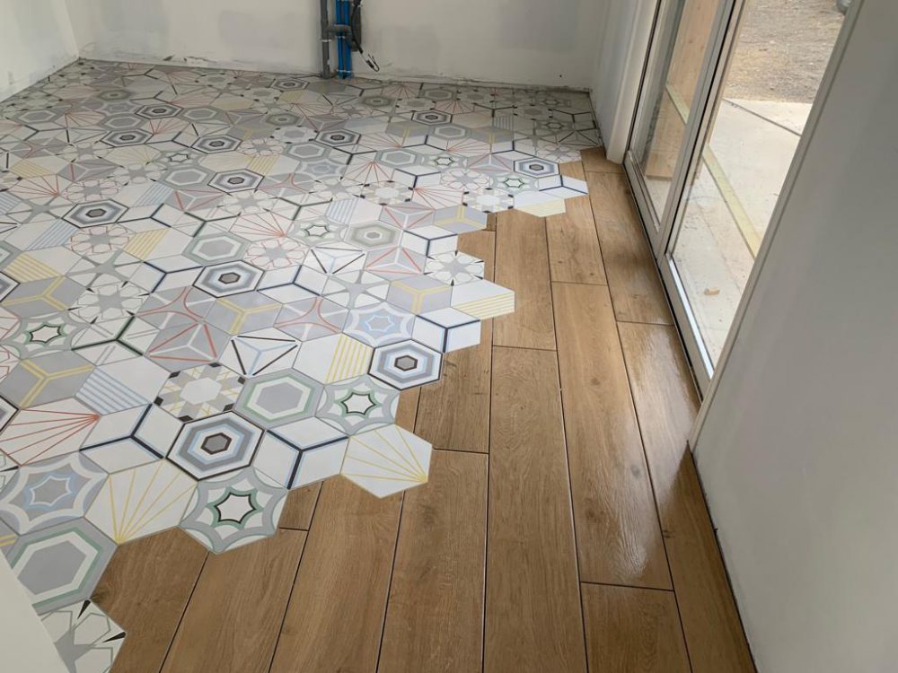Pose de différentes formes de carrelage côté à côte