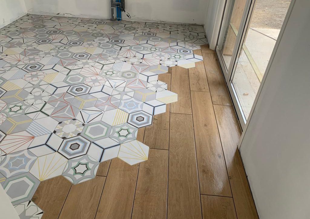 Pose de différentes formes de carrelage côté à côte