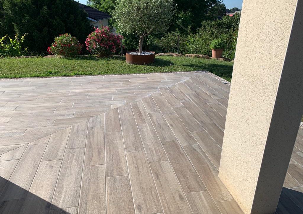 Carrelage effet bois sur une terrasse extérieure