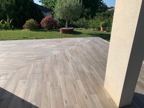 Carrelage effet bois sur une terrasse extérieure