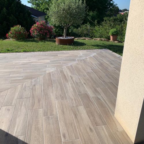 Carrelage effet bois sur une terrasse extérieure