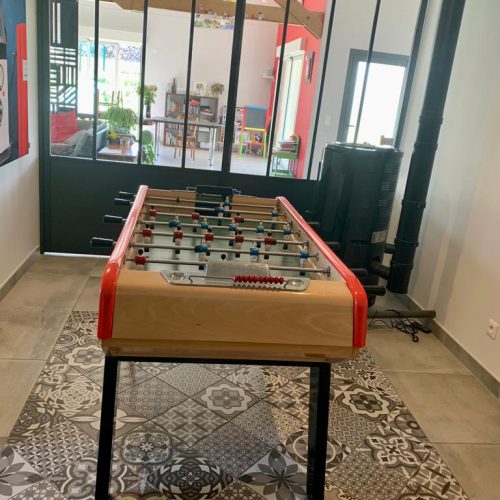 Pose de carrelage dans une salle de jeu