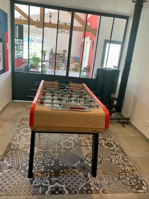 Pose de carrelage dans une salle de jeu