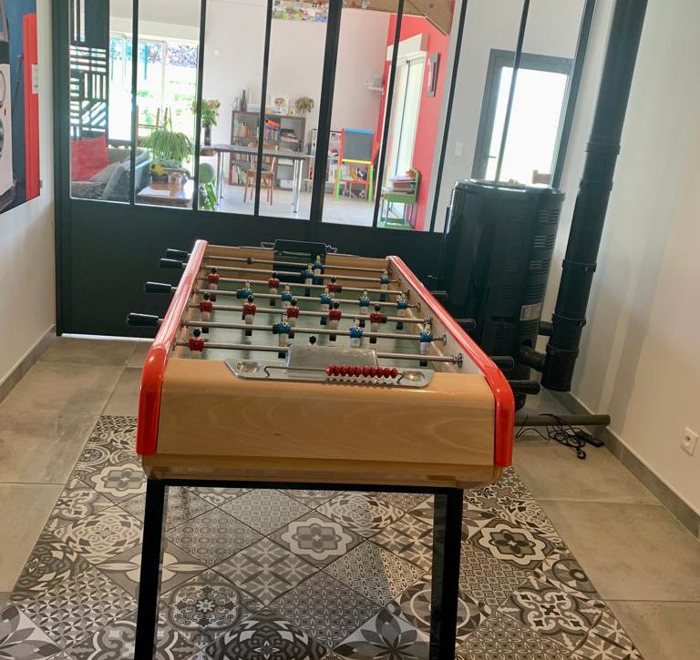 Pose de carrelage dans une salle de jeu