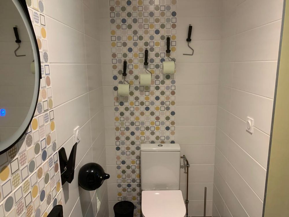 Faïences décor pour un WC moderne