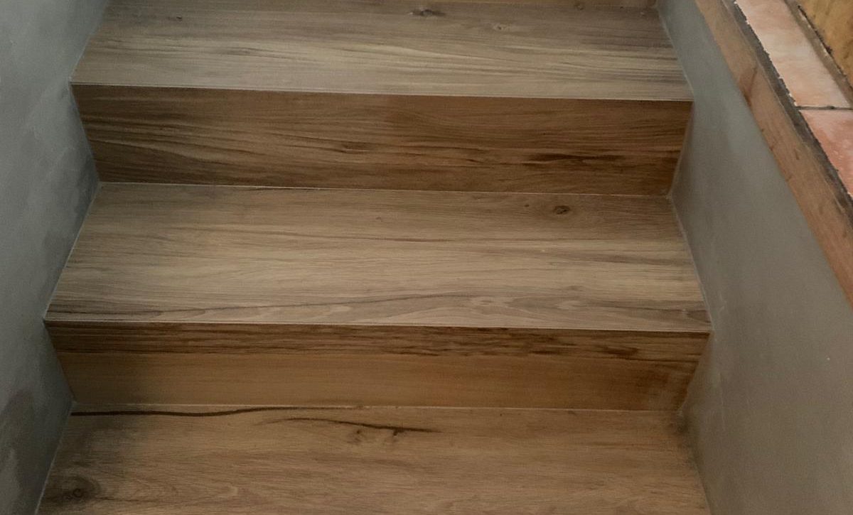 Du carrelage imitation bois dans l'escalier