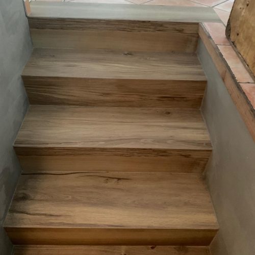 Du carrelage imitation bois dans l'escalier