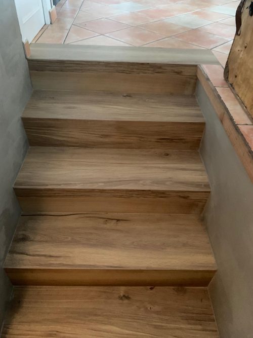 Du carrelage imitation bois dans l'escalier