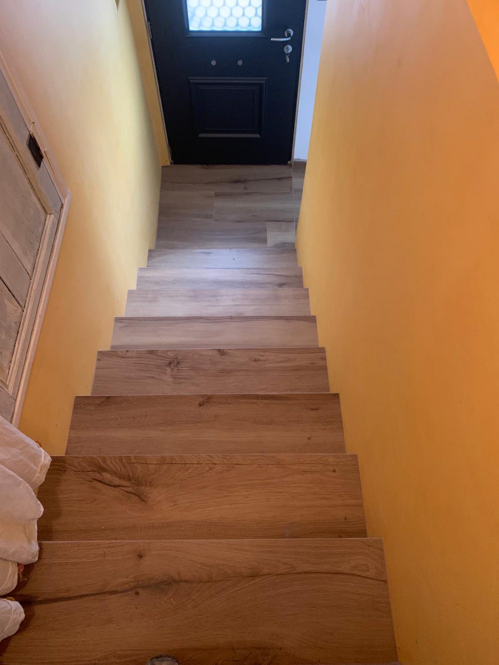 Un escalier complet en carrelage imitation bois