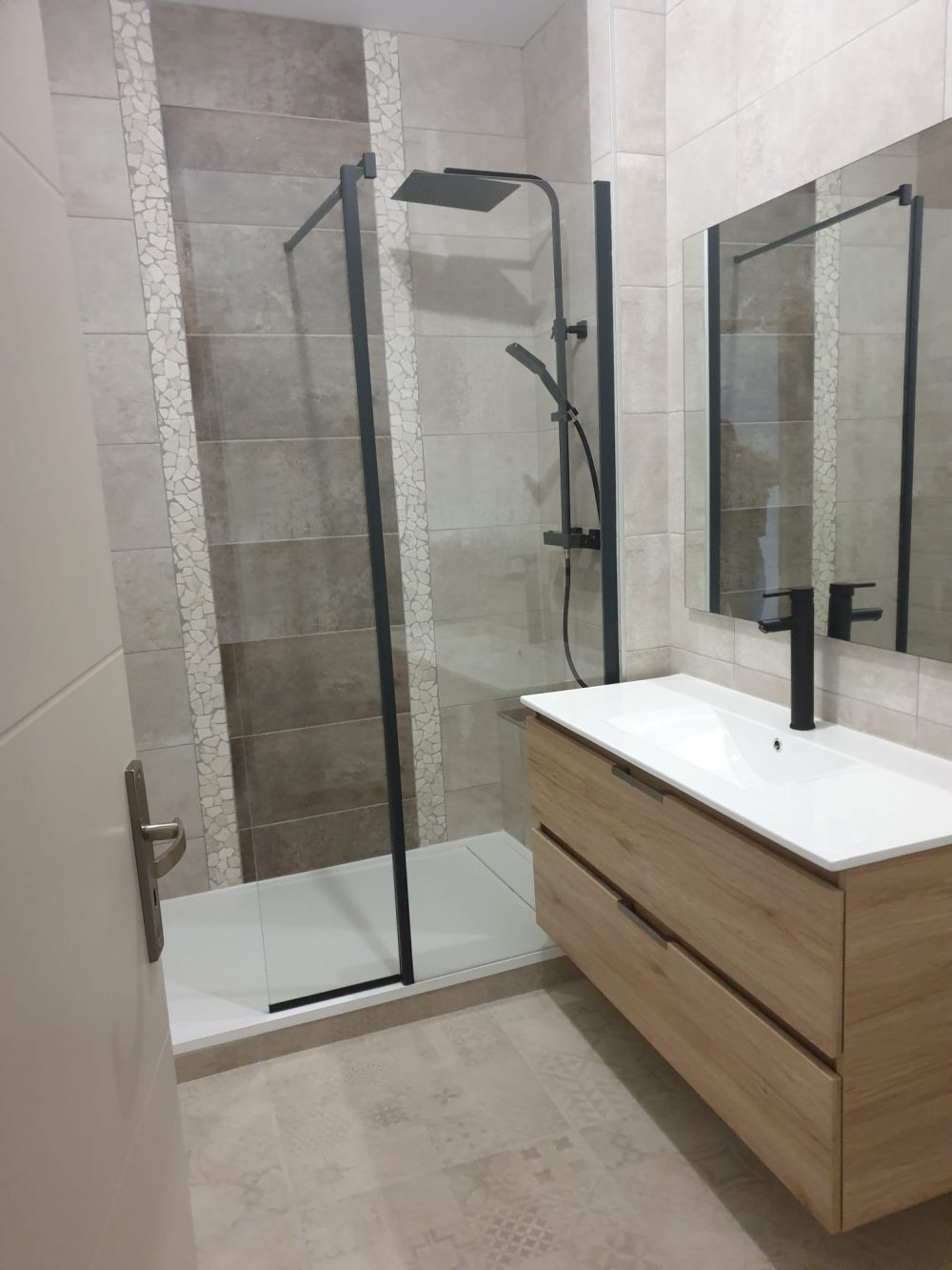 Carrelage dans les tons gris pour cette salle de bain