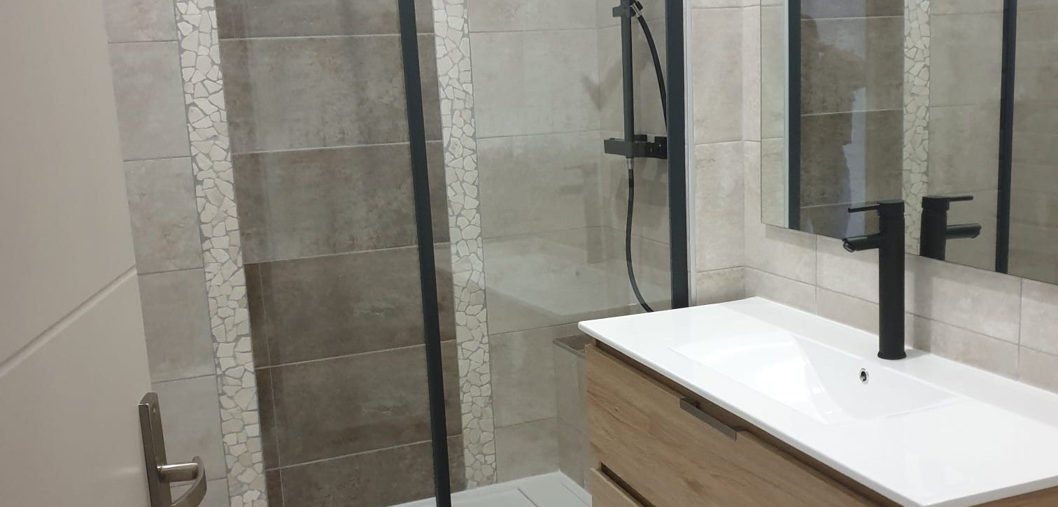 Carrelage dans les tons gris pour cette salle de bain