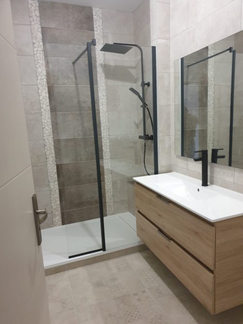 Carrelage dans les tons gris pour cette salle de bain