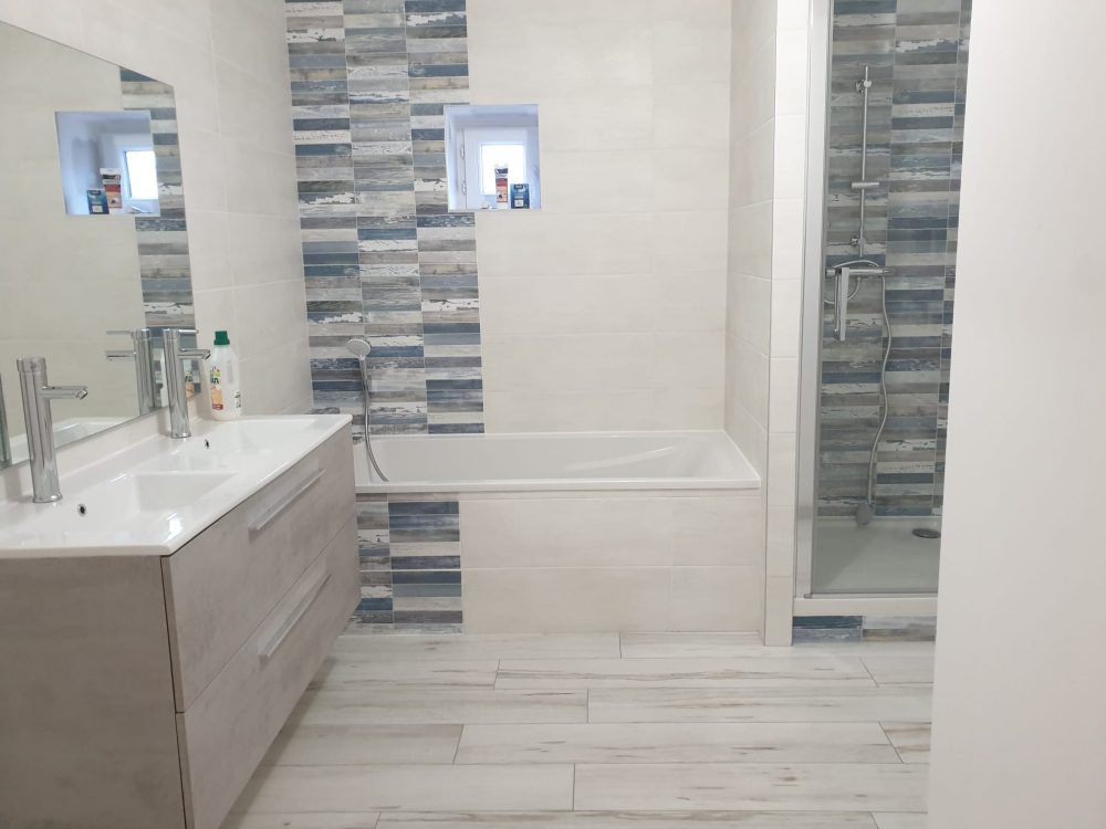 Pose de carrelage dans une salle de bain - motifs marins
