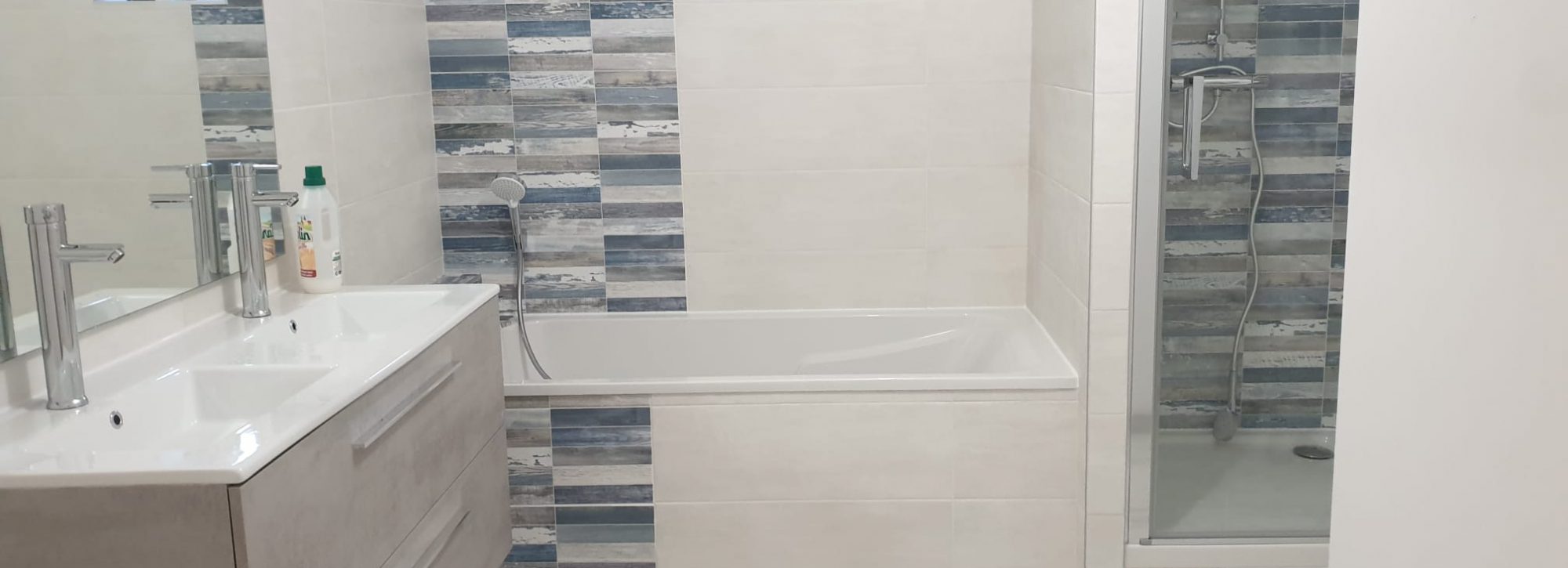 Pose de carrelage dans une salle de bain - motifs marins