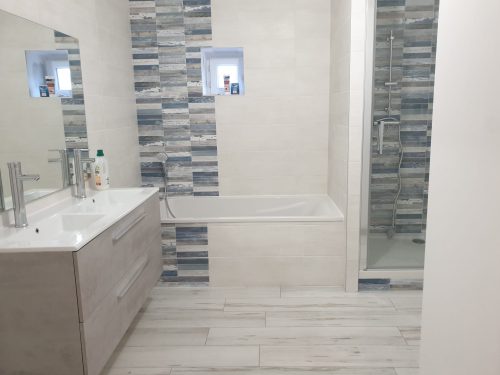 Pose de carrelage dans une salle de bain - motifs marins