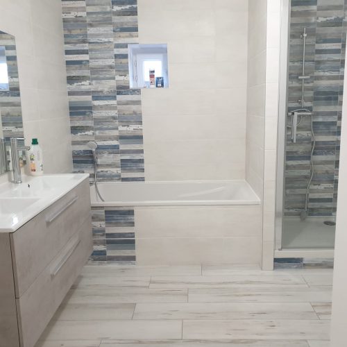 Pose de carrelage dans une salle de bain - motifs marins