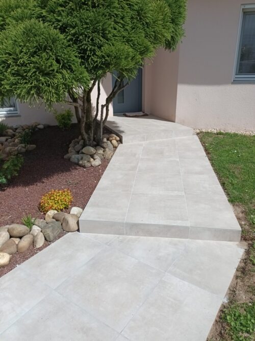 Chemin d'accès à la maison en carrelage