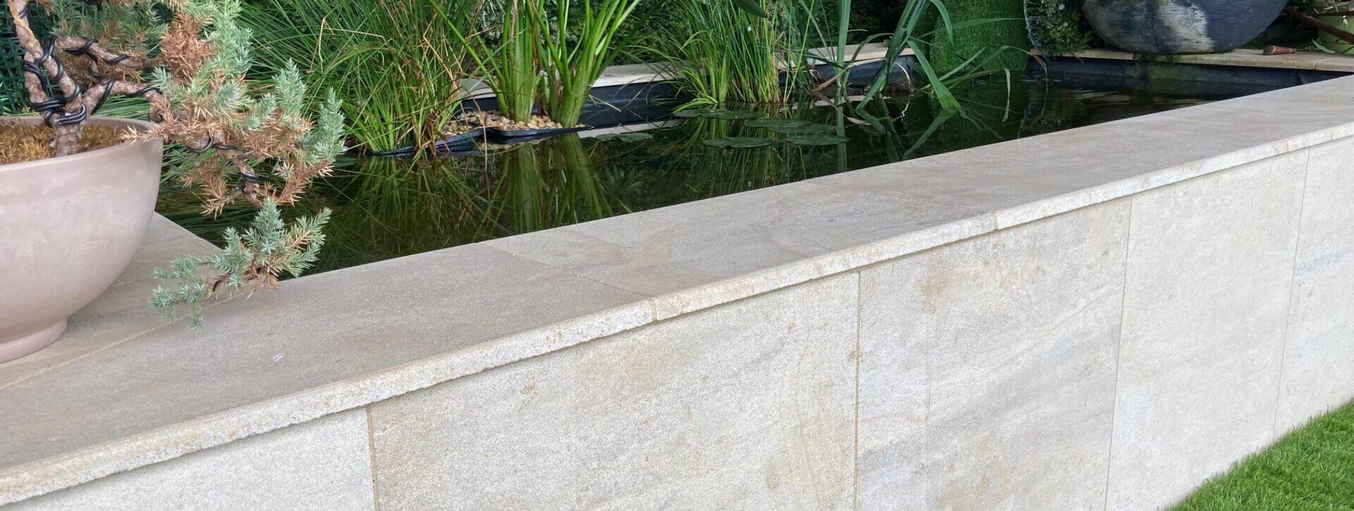 Margelles en pierre naturelle pour bassin extérieur