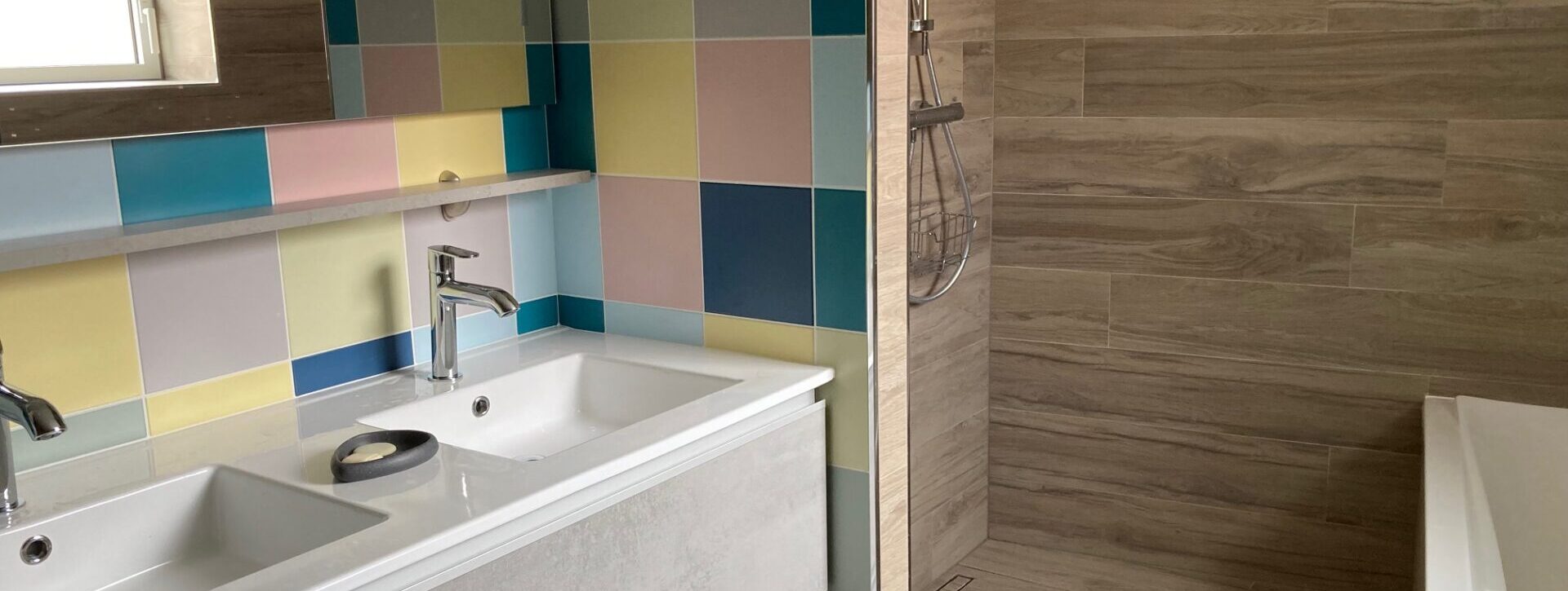 Salle de bain faïences effet parquet et patchwork