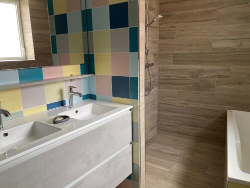 Salle de bain faïences effet parquet et patchwork