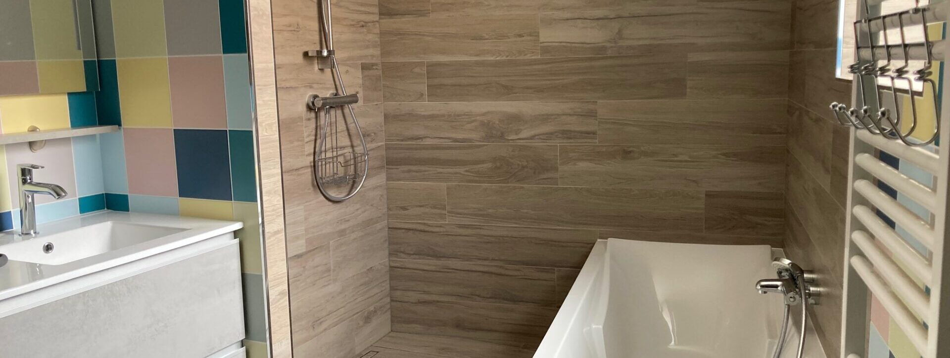 Salle de bain faïences effet parquet et patchwork