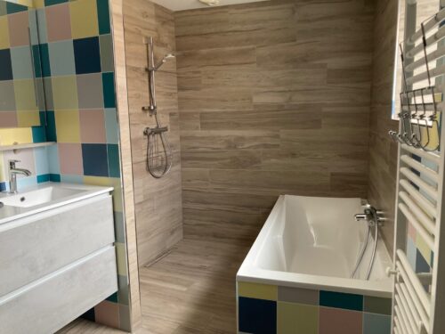Salle de bain faïences effet parquet et patchwork