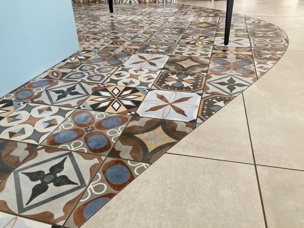 Découpe harmonieuse des carreaux au sol