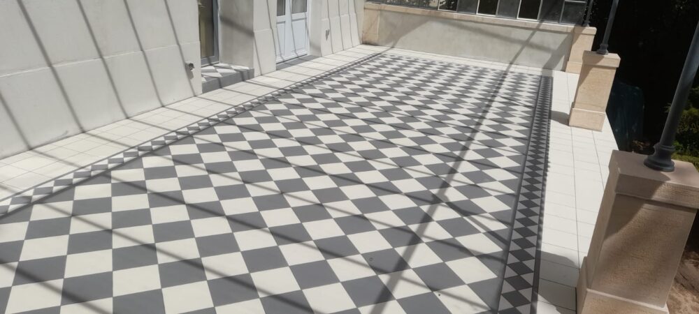 Carrelage en damier sur une terrasse couverte