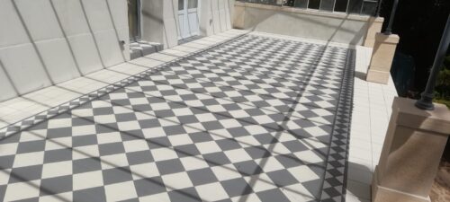 Carrelage en damier sur une terrasse couverte