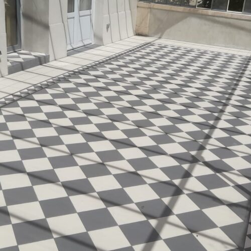 Carrelage en damier sur une terrasse couverte
