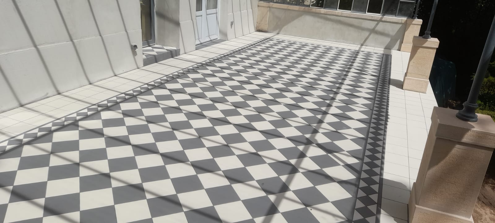 Carrelage en damier sur une terrasse couverte