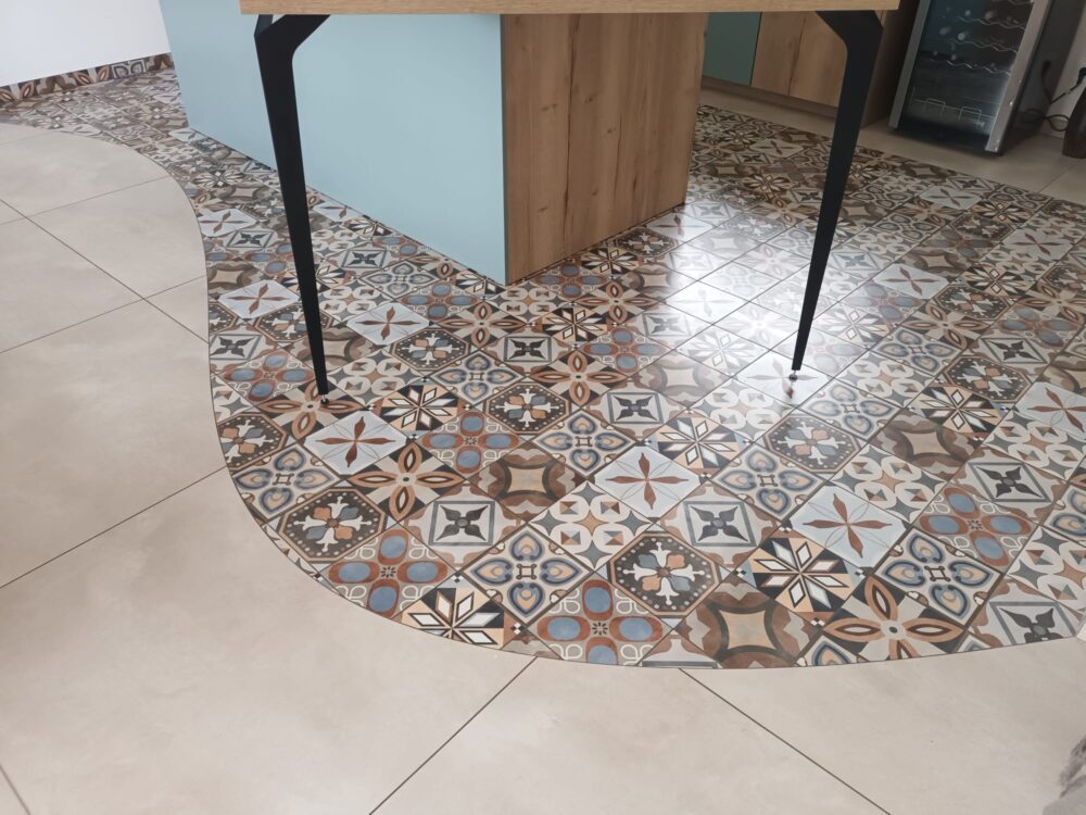 Découpe en arrondi. Délimitation cuisine en imitation de carreaux de ciment
