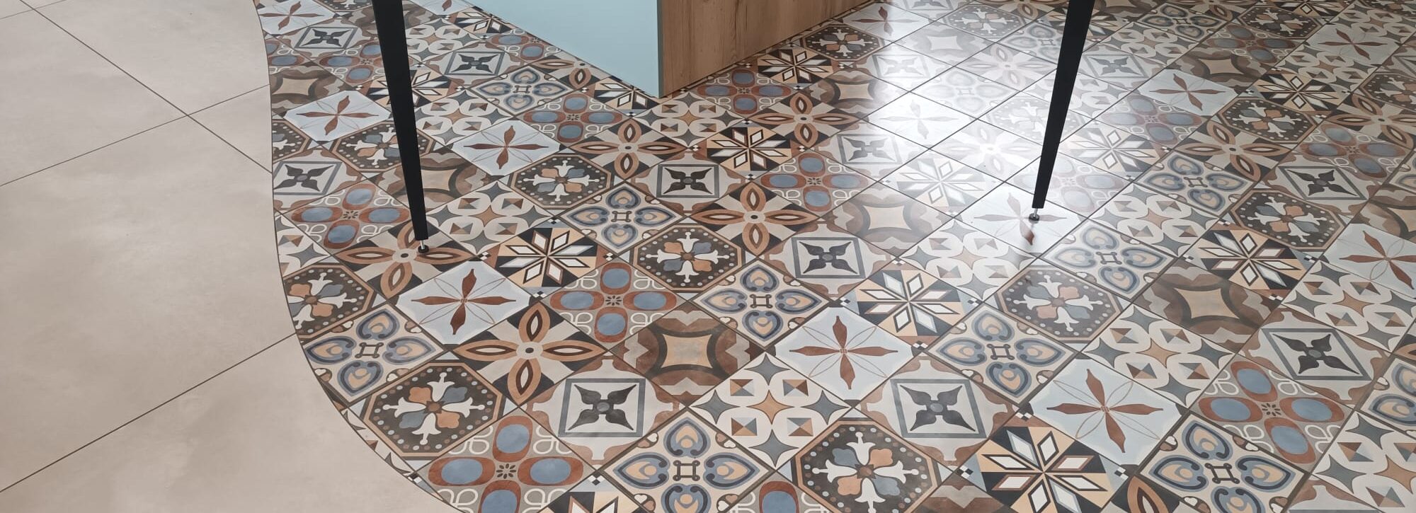 Découpe en arrondi. Délimitation cuisine en imitation de carreaux de ciment