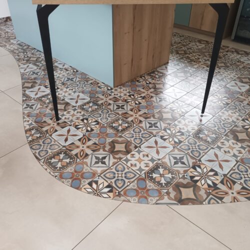 Découpe en arrondi. Délimitation cuisine en imitation de carreaux de ciment