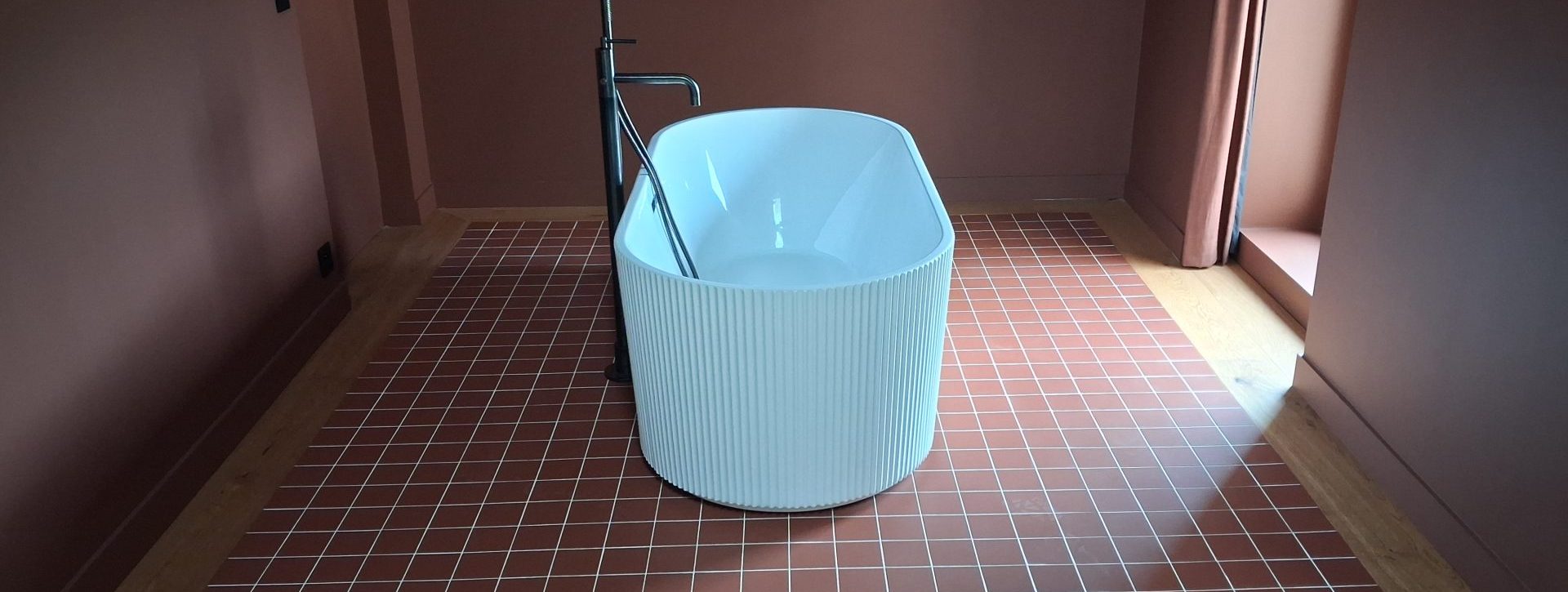 Une salle de bain au style épuré et chaleureux