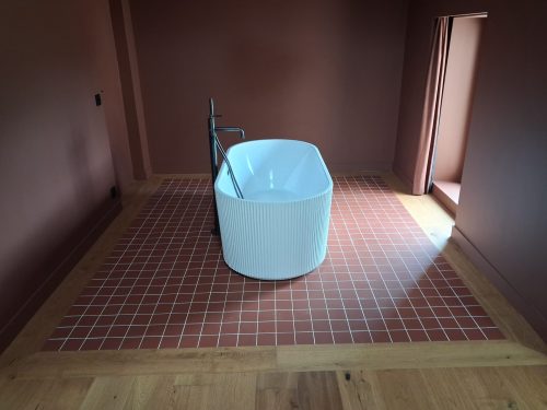 Une salle de bain au style épuré et chaleureux