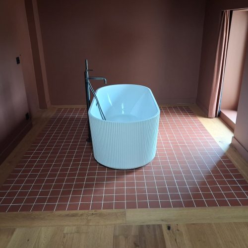 Une salle de bain au style épuré et chaleureux